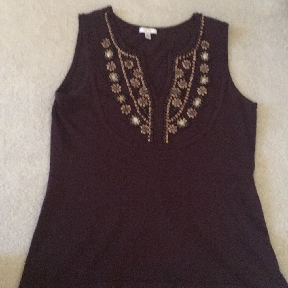 Cache top with wooden bead design like new L